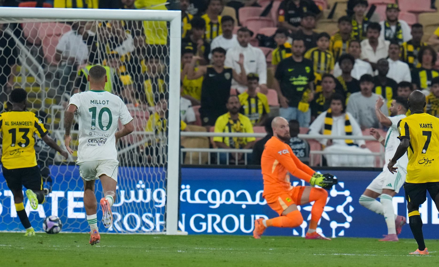 لحظة دخول كرة رياض محرز مرمى الاتحاد