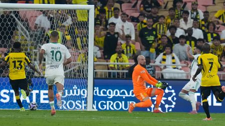 لحظة دخول كرة رياض محرز مرمى الاتحاد