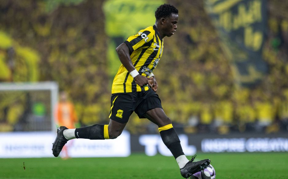 روجر فرنانديز أظهر جانبًا مهاريًا رفيعًا في ديربي البحر