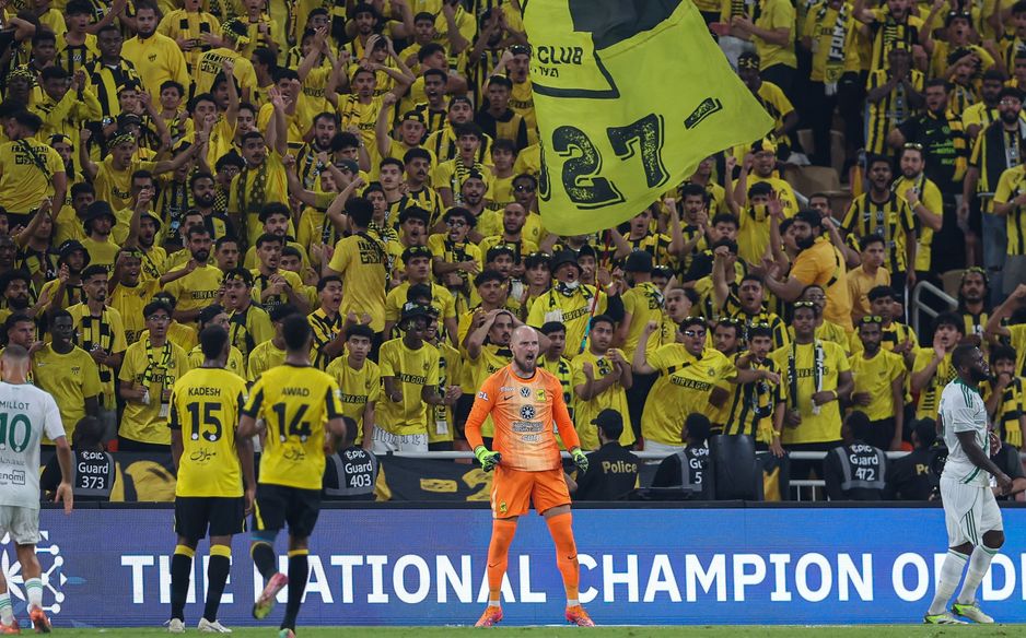 رايكوفيتش مزهوًا بالتصدي لتسديدة كيسيه في الوقت بدل الضائع من الشوط الأول