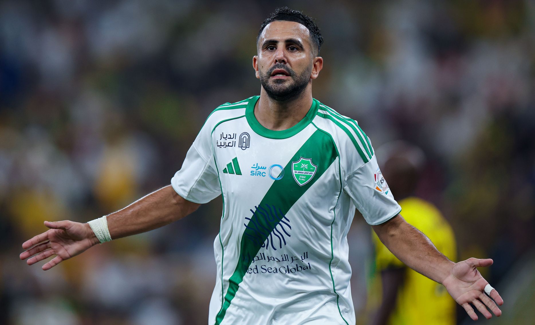 رياض محرز محتفلًا بالهدف الافتتاحي في ديربي البحر