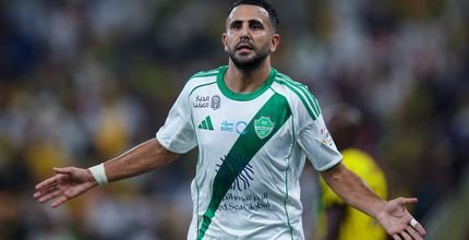 رياض محرز محتفلًا بالهدف الافتتاحي في ديربي البحر