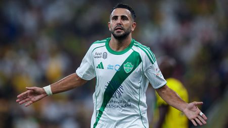 رياض محرز محتفلًا بالهدف الافتتاحي في ديربي البحر