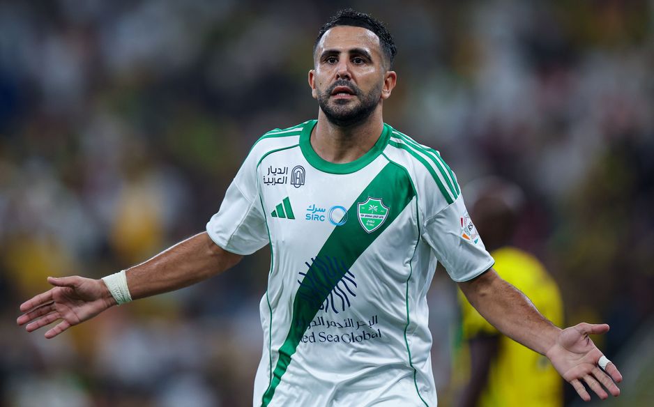 رياض محرز محتفلًا بالهدف الافتتاحي في ديربي البحر