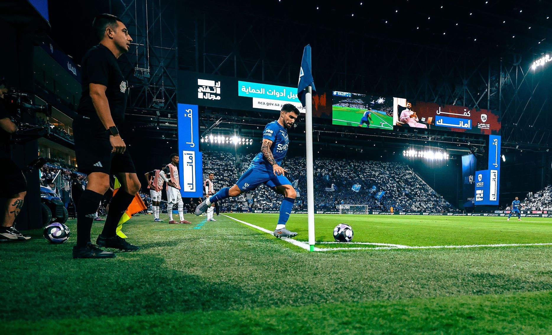 نيفيز أثناء تنفيذه ركلة ركنية خلال ديربي الهلال والشباب