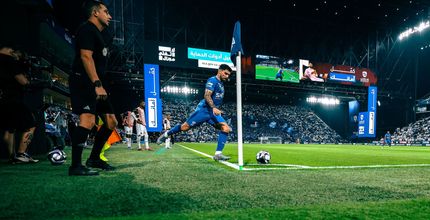 نيفيز أثناء تنفيذه ركلة ركنية خلال ديربي الهلال والشباب
