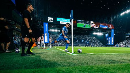 نيفيز أثناء تنفيذه ركلة ركنية خلال ديربي الهلال والشباب