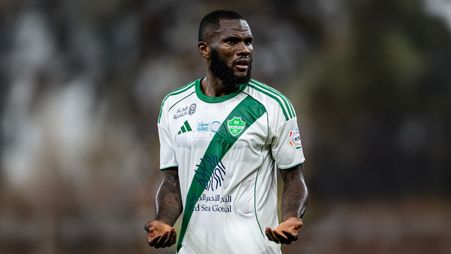 فرانك كيسيه أحد نجوم الأهلي في ديربي البحر