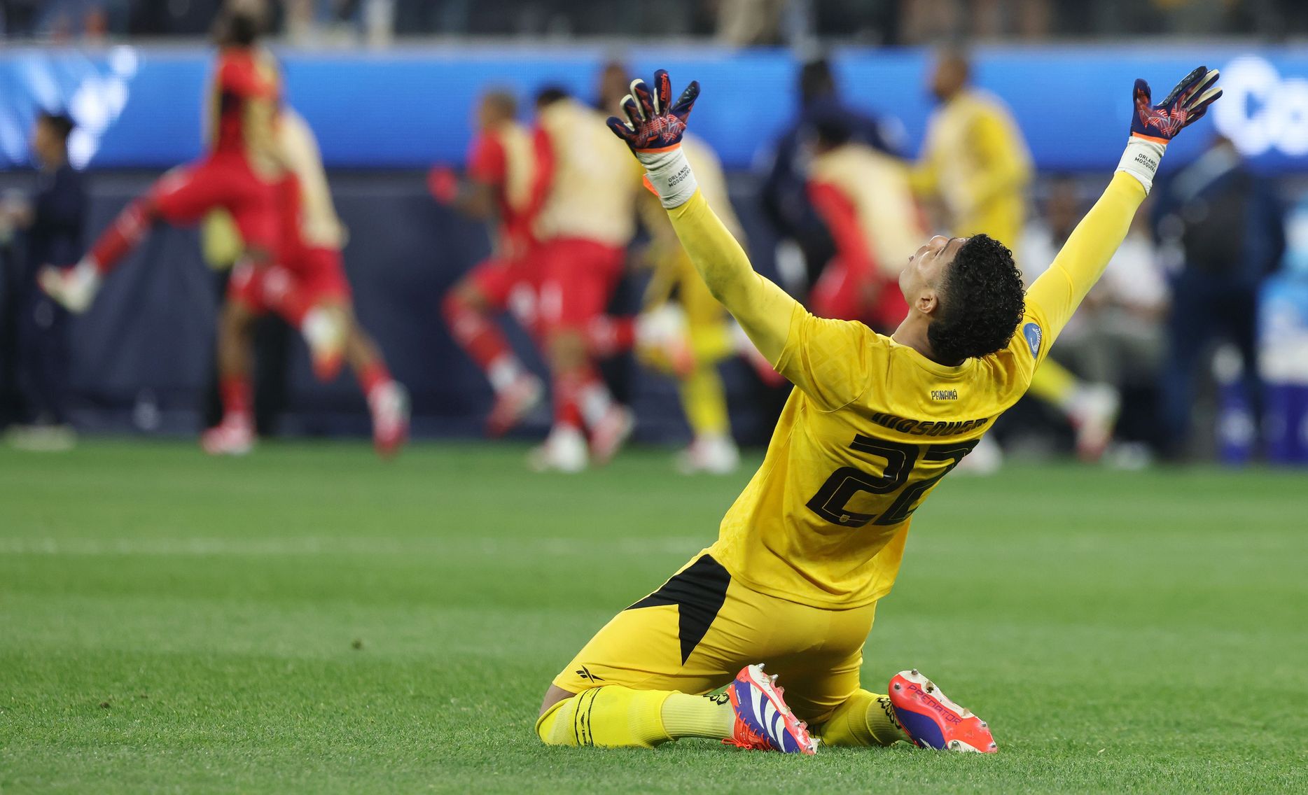 الاحتفال الفوري من حارس الفيحاء أورلاندو موسكيرا بعد ضمان تأهله مع منتخب بنما لكأس العالم