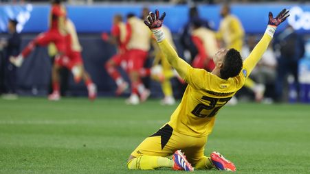 الاحتفال الفوري من حارس الفيحاء أورلاندو موسكيرا بعد ضمان تأهله مع منتخب بنما لكأس العالم