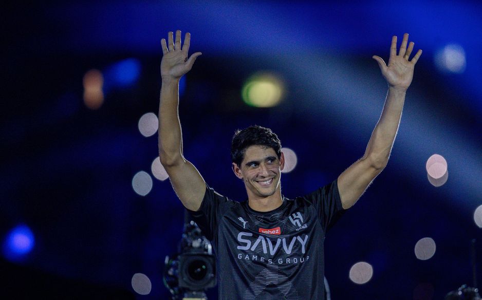 ياسين بونو خلال تقديمه لجماهير الهلال في أغسطس 2023