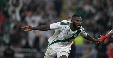 فرانك كيسيه يحتفل بهدف التقدم الذي سجله بطريقة جميلة