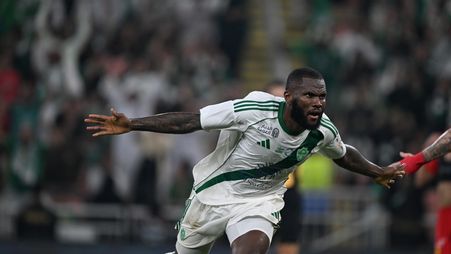 فرانك كيسيه يحتفل بهدف التقدم الذي سجله بطريقة جميلة