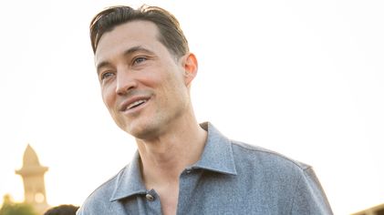 بن هاربورغ مالك نادي الخلود يحضر الفعاليات قبل انطلاق الديربي