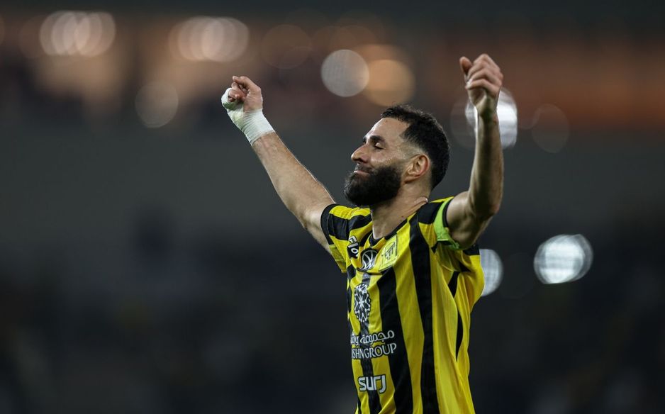 الفرنسي كريم بنزيما يحتفل بهدفه الرابع هذا الموسم