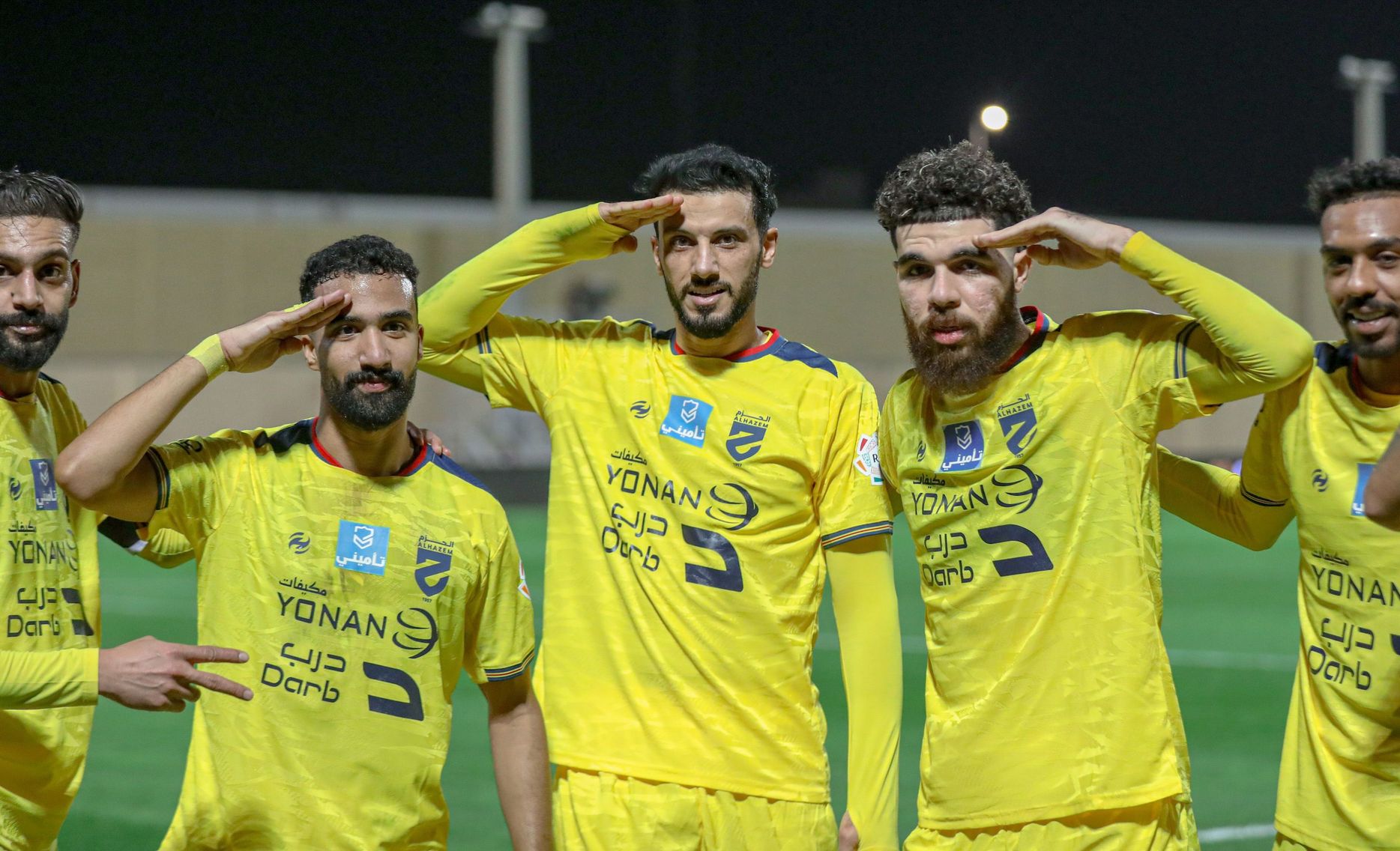 سلطان تنكر ونواف الحبشي وأحمد النخلي وعبد الرحمن الدخيل يحتفلون مع السومة على طريقته