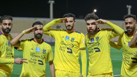 سلطان تنكر ونواف الحبشي وأحمد النخلي وعبد الرحمن الدخيل يحتفلون مع السومة على طريقته