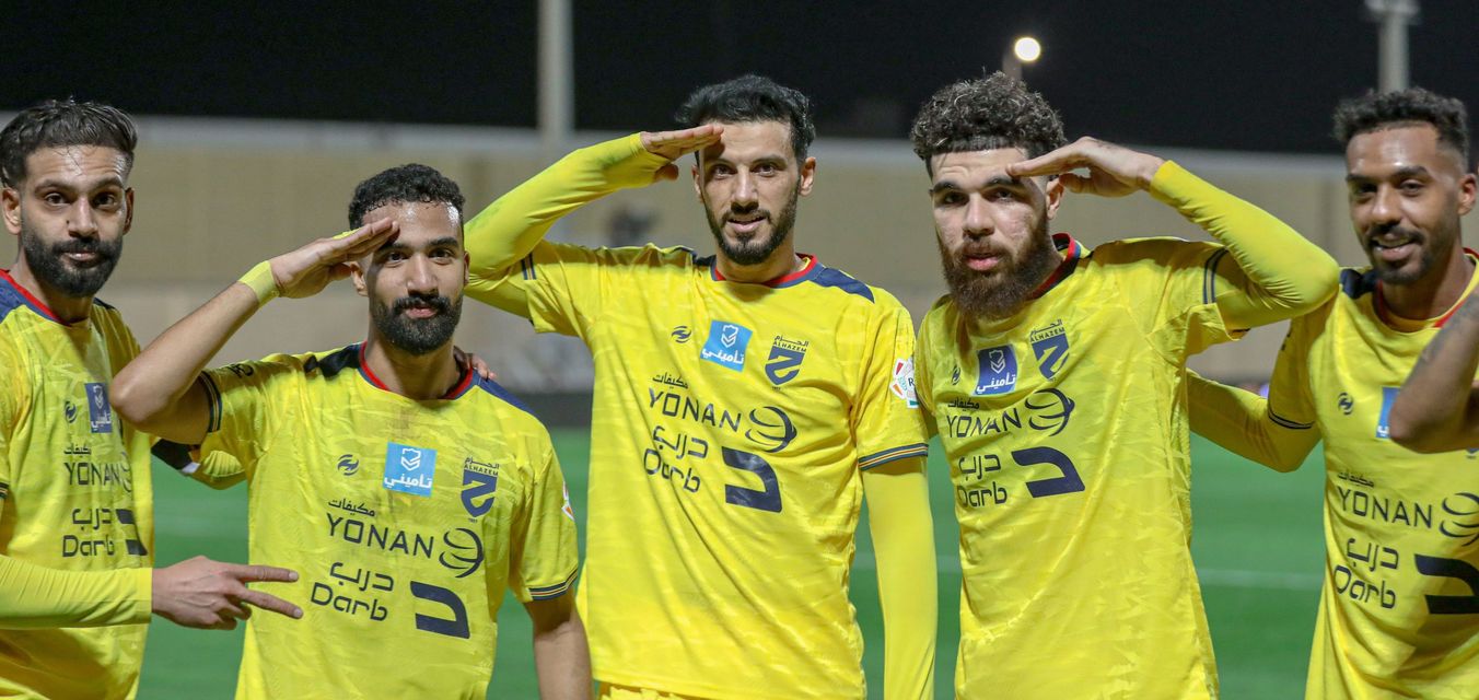 سلطان تنكر ونواف الحبشي وأحمد النخلي وعبد الرحمن الدخيل يحتفلون مع السومة على طريقته