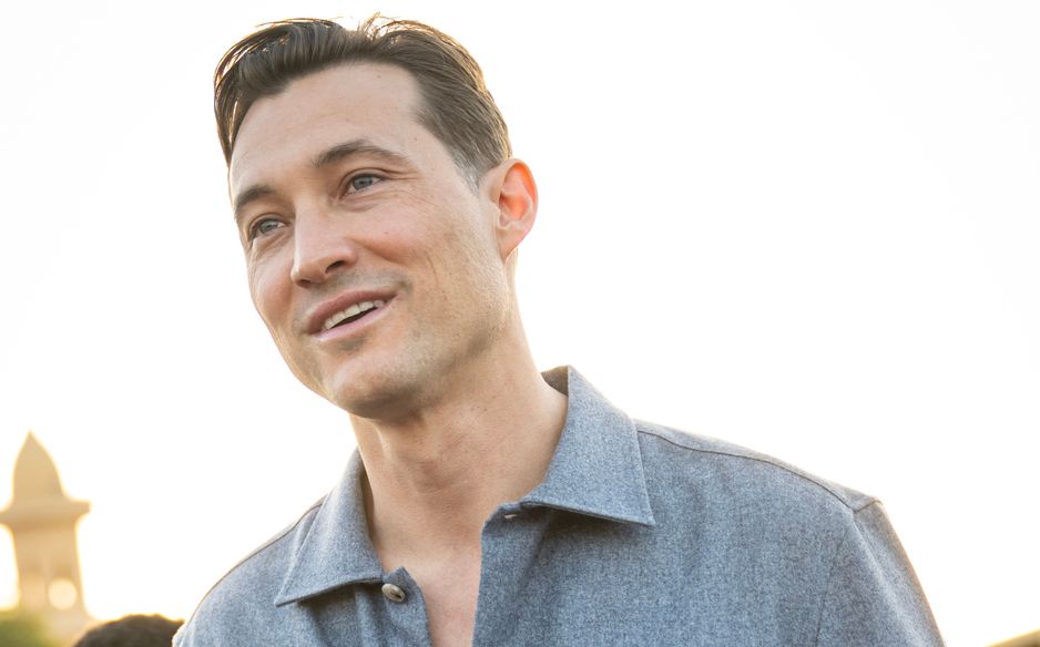 بن هاربورغ مالك نادي الخلود يحضر الفعاليات قبل انطلاق الديربي