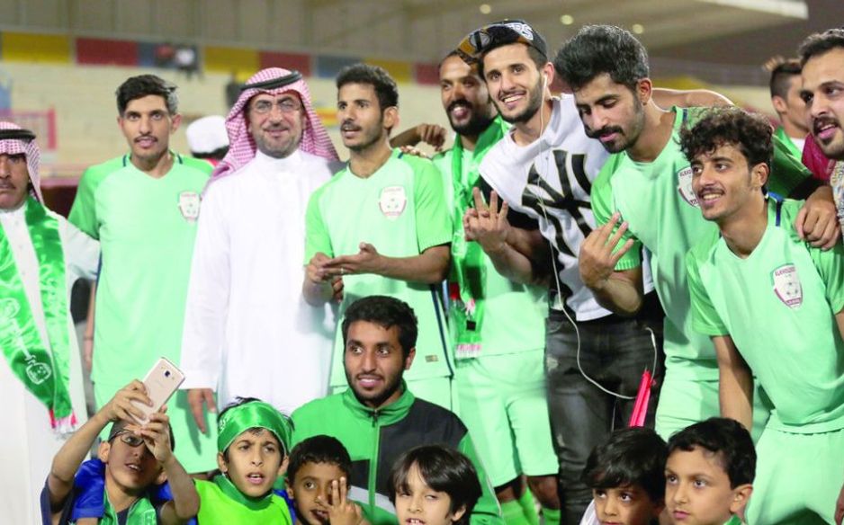 فؤاد عايز قائد الحزم الأسبق مع رياض العريني أسهما في صعود الخلود لدوري الدرجة الثانية ويشاركهما الاحتفال خالد البركة الظاهر في الصورة. وعاد فؤاد وخالد للحزم في مناصب إدارية