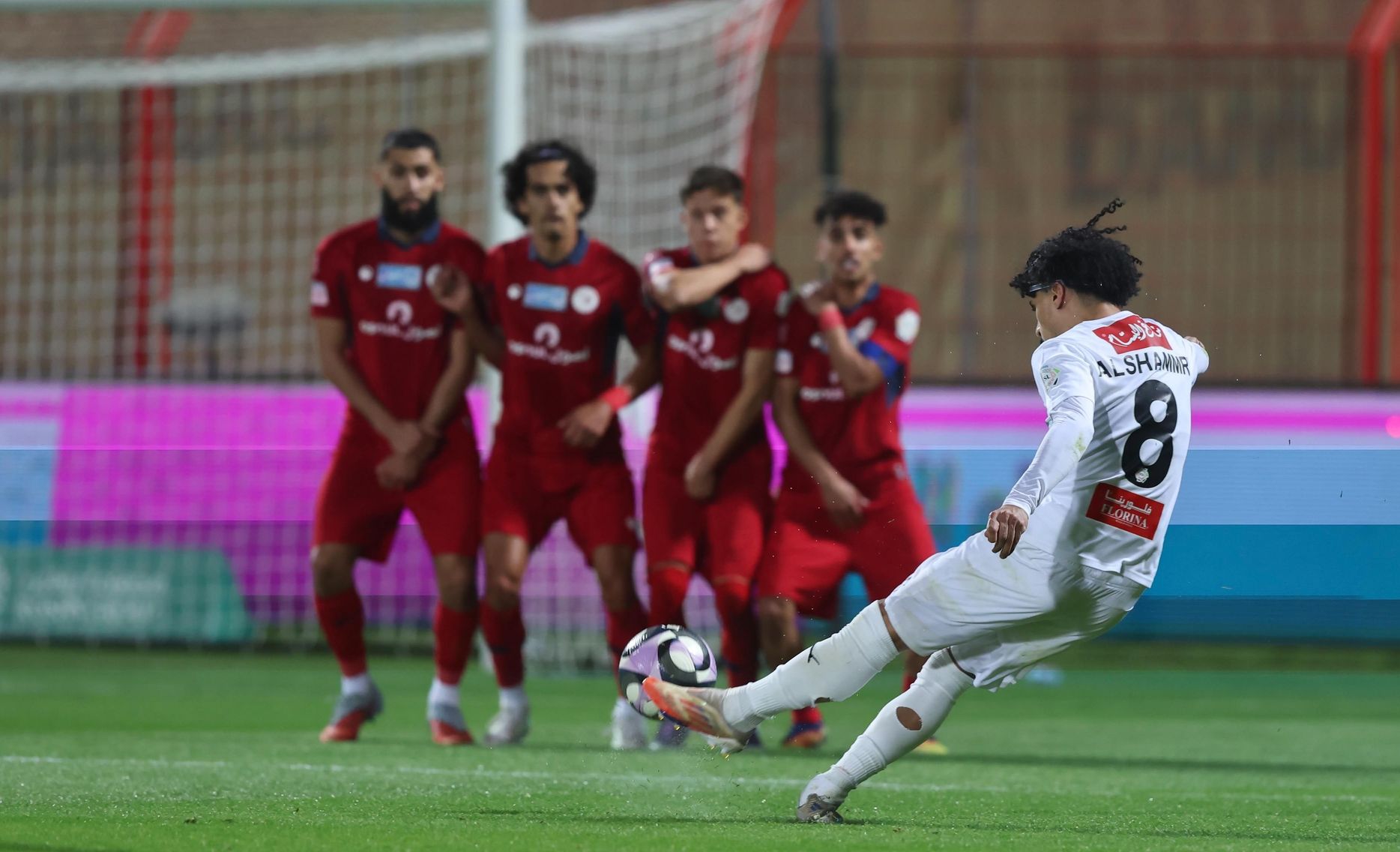 عبد الإله الشمري ينفذ ركلة حرة في مواجهة ضمك