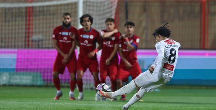 عبد الإله الشمري ينفذ ركلة حرة في مواجهة ضمك