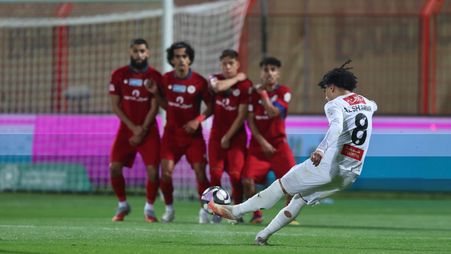 عبد الإله الشمري ينفذ ركلة حرة في مواجهة ضمك