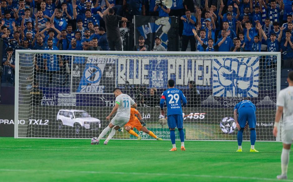 ياسين بونو يستقبل أول هدف بعد تتويجه بجائزة أفضل حارس أفريقي من مواطنه مراد باتنا