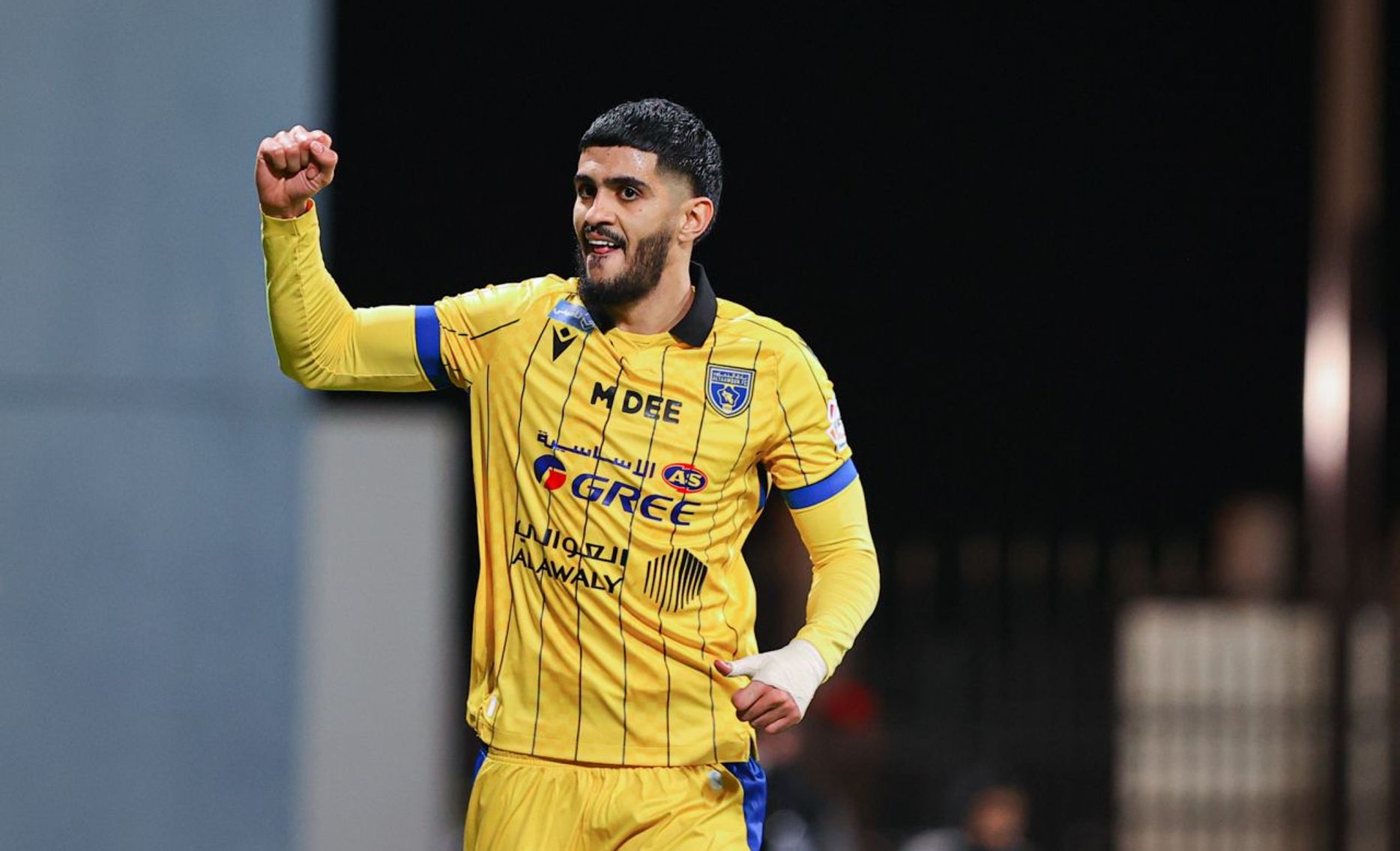 وليد الأحمد.. صخرة التعاون وهدّاف الخط الخلفي