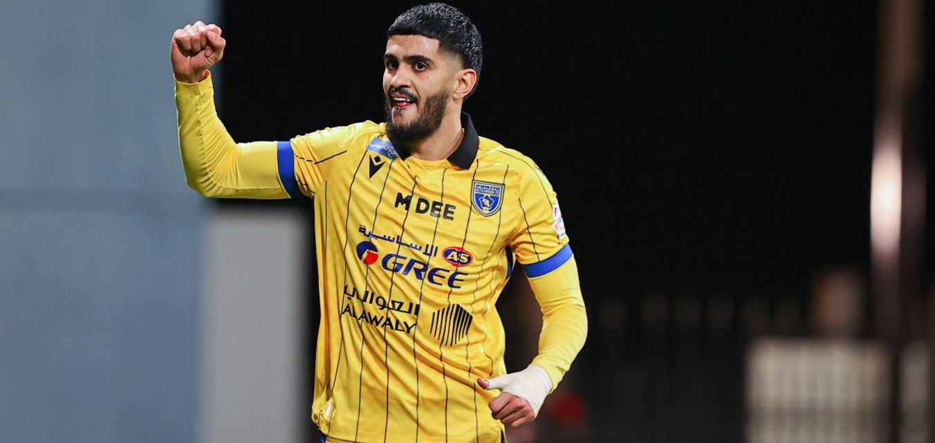 وليد الأحمد.. صخرة التعاون وهدّاف الخط الخلفي