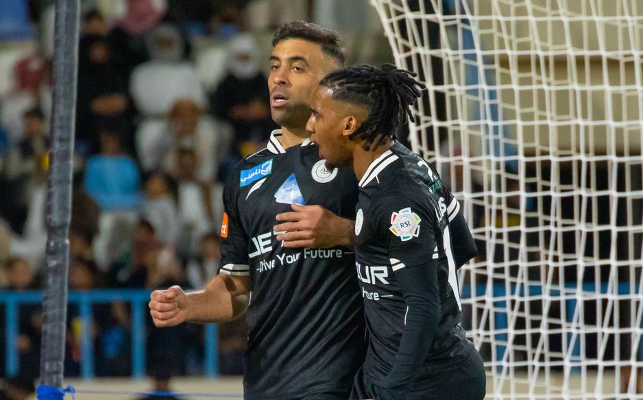 حمدالله يحتفل بهدفه الأول هذا الموسم بعد تسجيله في شباك الأخدود