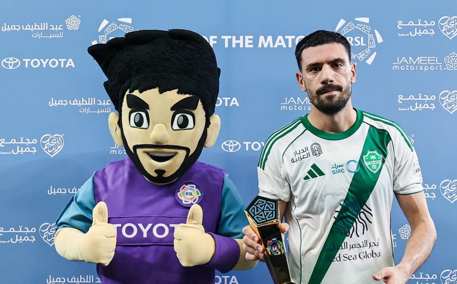 ديميرال أثناء تسلمه جائزة رجل مباراة الأهلي والرياض