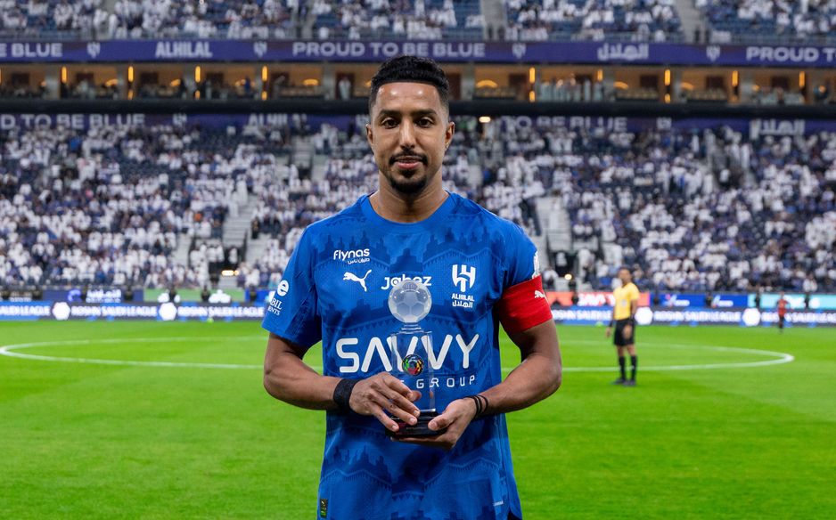 سالم الدوسري يتسلم جائزة أفضل لاعب سعودي في الدوري لموسم 2024-2025