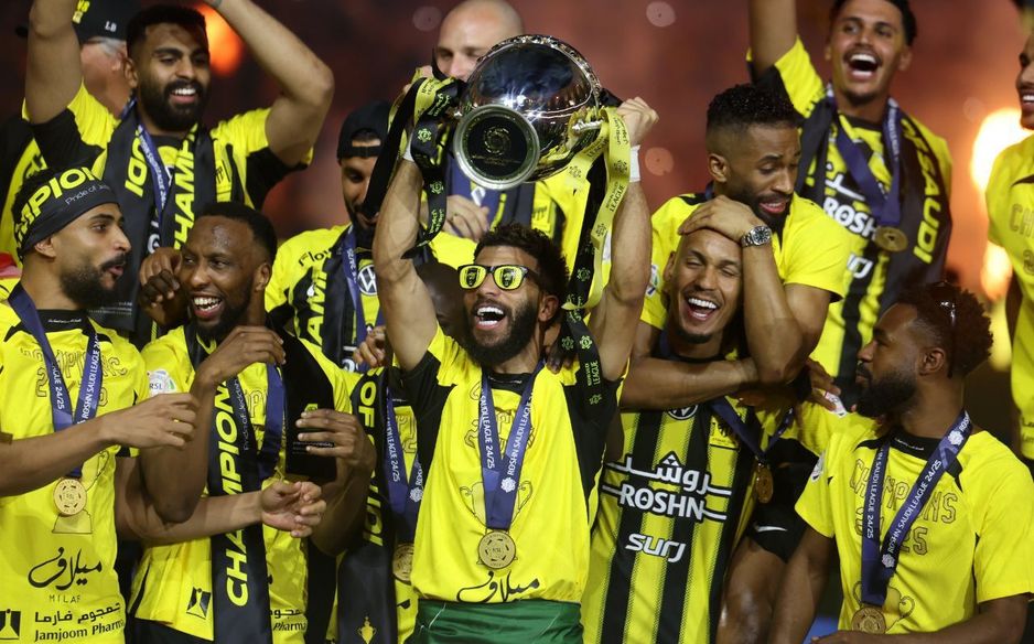 عبدالرحمن العبود يحتفل ببطولة دوري روشن السعودي مع فريقه الاتحاد الموسم الماضي