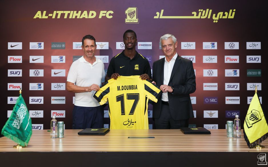 دومبيا أثناء توقيع عقود انضمامه للاتحاد