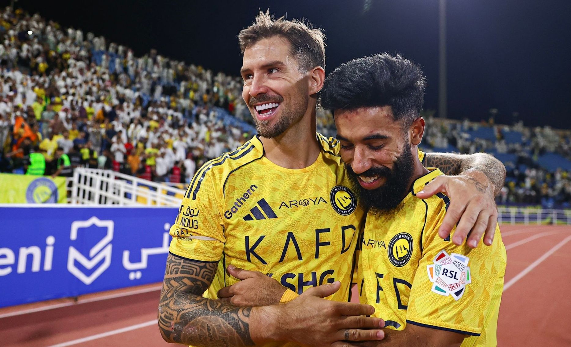 احتفالية تجمع بوشل وزميله الإسباني  إينيغو مارتينيز