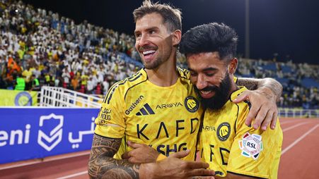 احتفالية تجمع بوشل وزميله الإسباني  إينيغو مارتينيز