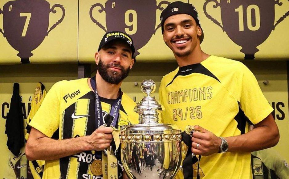 الشنقيطي يحتفل ببطولة دوري روشن للموسم الماضي مع قائد فريقه الاتحاد كريم بنزيما