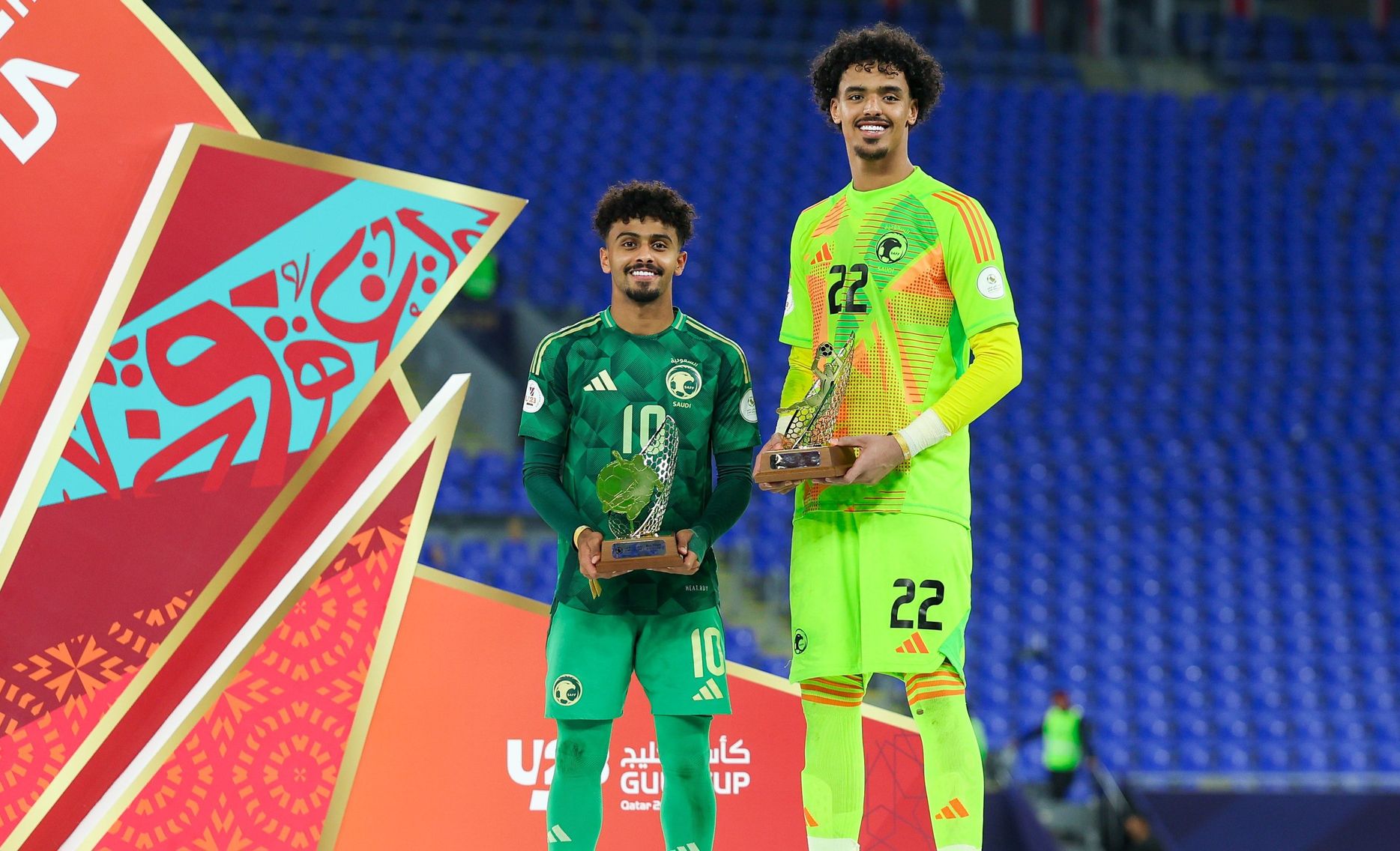 العليوة والشنقيطي يضيئون سماء الخليج بجوائز الأفضلية