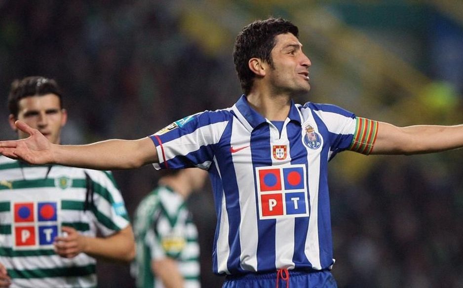 صفقت جماهير مدينة بورتو لبيدرو إيمانويل طويلًا في 12 مناسبة أهمها دوري أبطال أوروبا 2003-2004