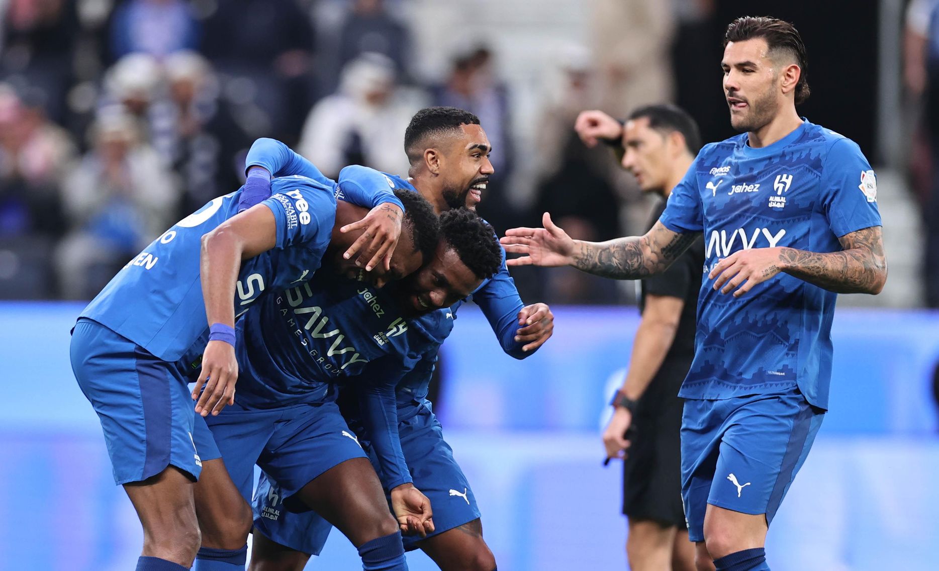 كنو محتفلًا بالهدف الأول في مرمى الخليج بمشاركة صانع الهدف حمد اليامي ومالكوم وثيو هيرنانديز