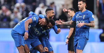 كنو محتفلًا بالهدف الأول في مرمى الخليج بمشاركة صانع الهدف حمد اليامي ومالكوم وثيو هيرنانديز