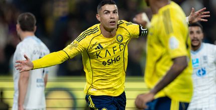 كريستيانو رونالدو يحتفل بهدفه في مرمى الأخدود