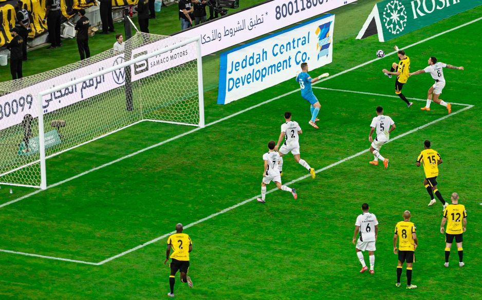 صفّق مدرب الاتحاد كونسيساو على التنفيذ الرائع للركلة الحرة بين الغامدي وبنزيما