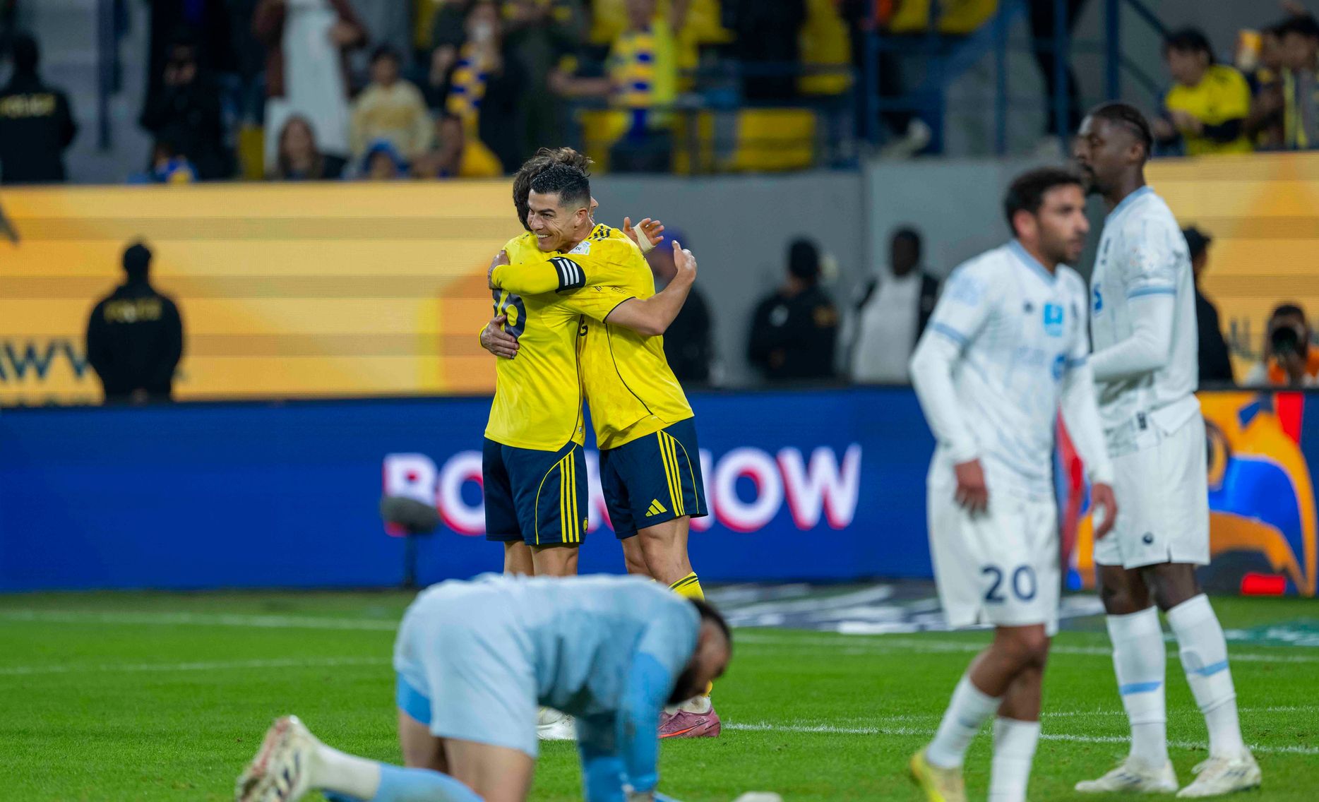 رونالدو وجواو فيلكس يتبادلان التهاني في مواجهة الأخدود