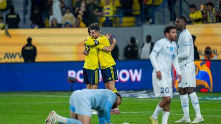 رونالدو وجواو فيلكس يتبادلان التهاني في مواجهة الأخدود