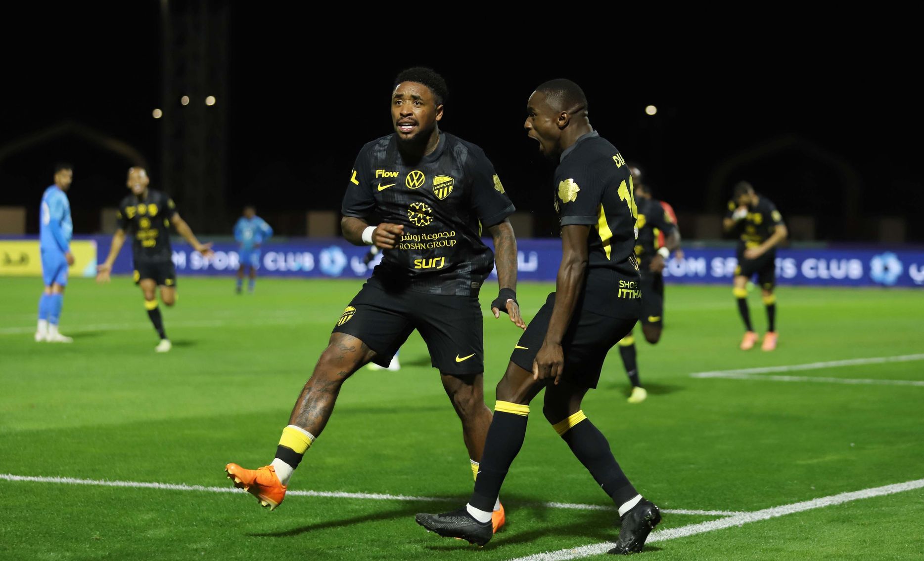 بيرغواين وموسى ديابي يحتفلان بالهدف المشترك من صناعة الفرنسي في مرمى نيوم