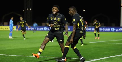 بيرغواين وموسى ديابي يحتفلان بالهدف المشترك من صناعة الفرنسي في مرمى نيوم