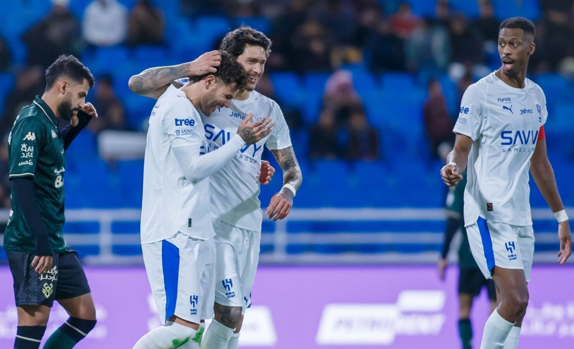 الهلال يقلص الفارق مع النصر بثلاثية في شباك الخلود