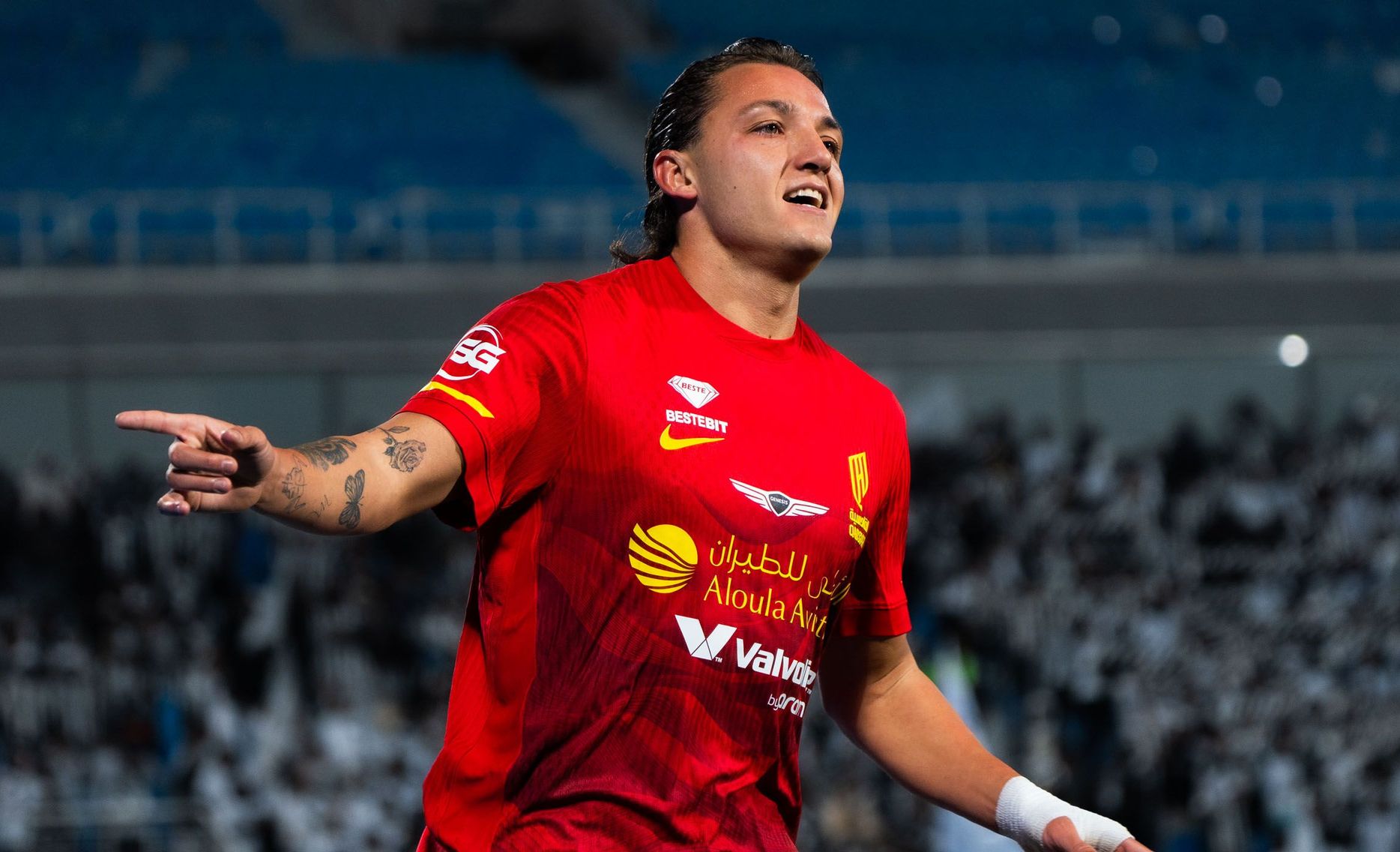 ماتيو ريتيغي محتفلًا بهدفه السابع في الموسم خلال مواجهة الشباب